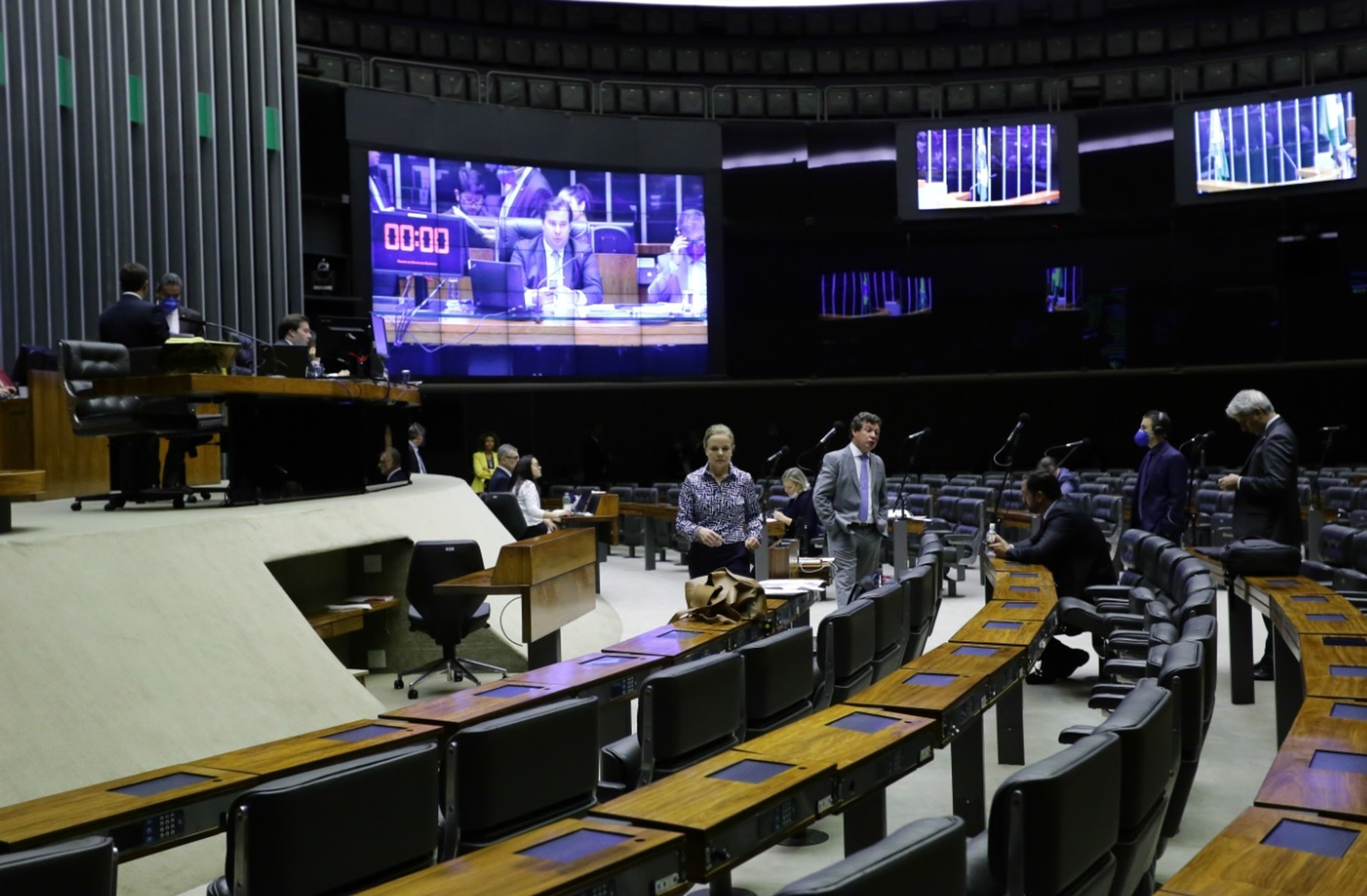 Coronavírus: Câmara aprova projeto que prevê R$ 600 por mês para trabalhador informal